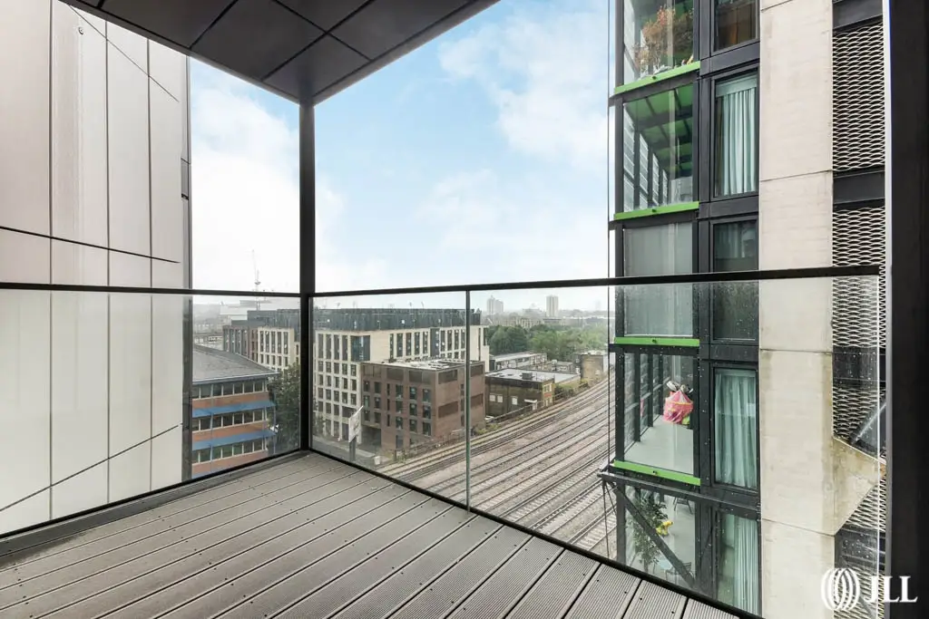 Flat Albert Embankment in Greater London