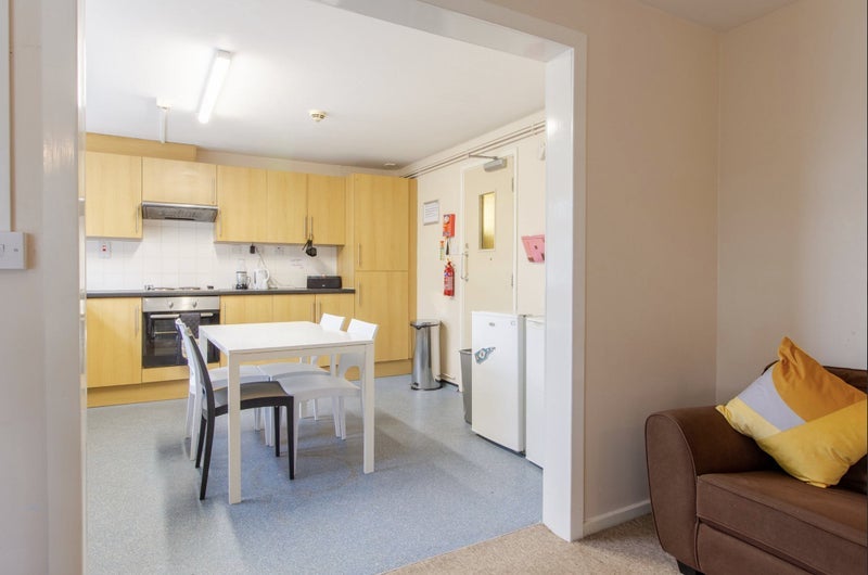 Room Woodcroft Avenue in Birmingham