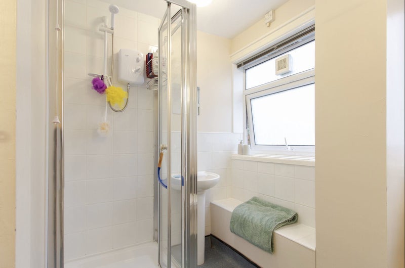 Room Woodcroft Avenue in Birmingham