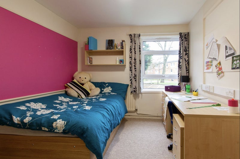 Room Woodcroft Avenue in Birmingham
