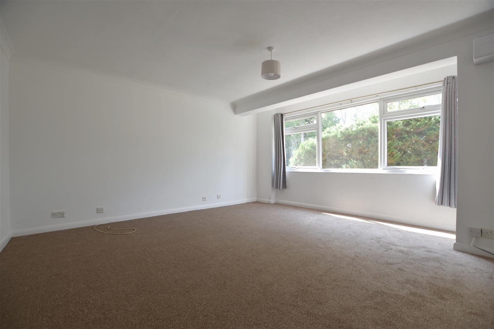 Flat Oakfield Drive in Reigate and Banstead