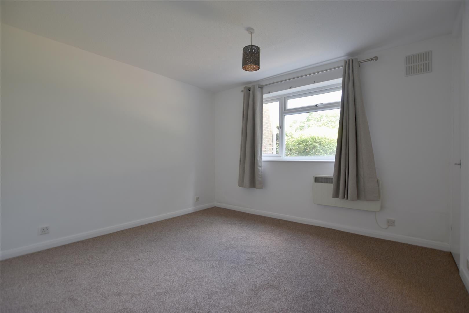 Flat Oakfield Drive in Reigate and Banstead