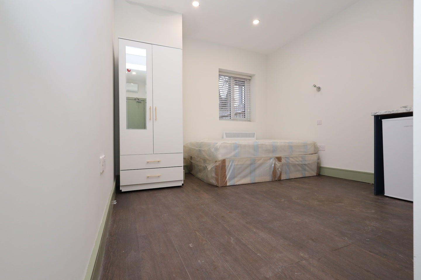 Flat Bedser Drive in Greater London