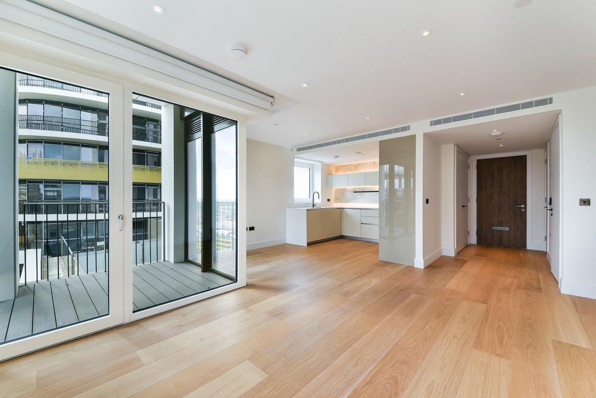 Flat Silver Road in Greater London