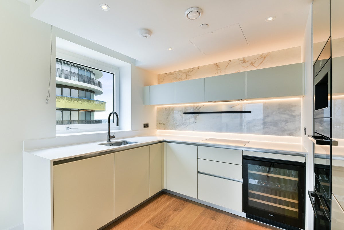 Flat Silver Road in Greater London