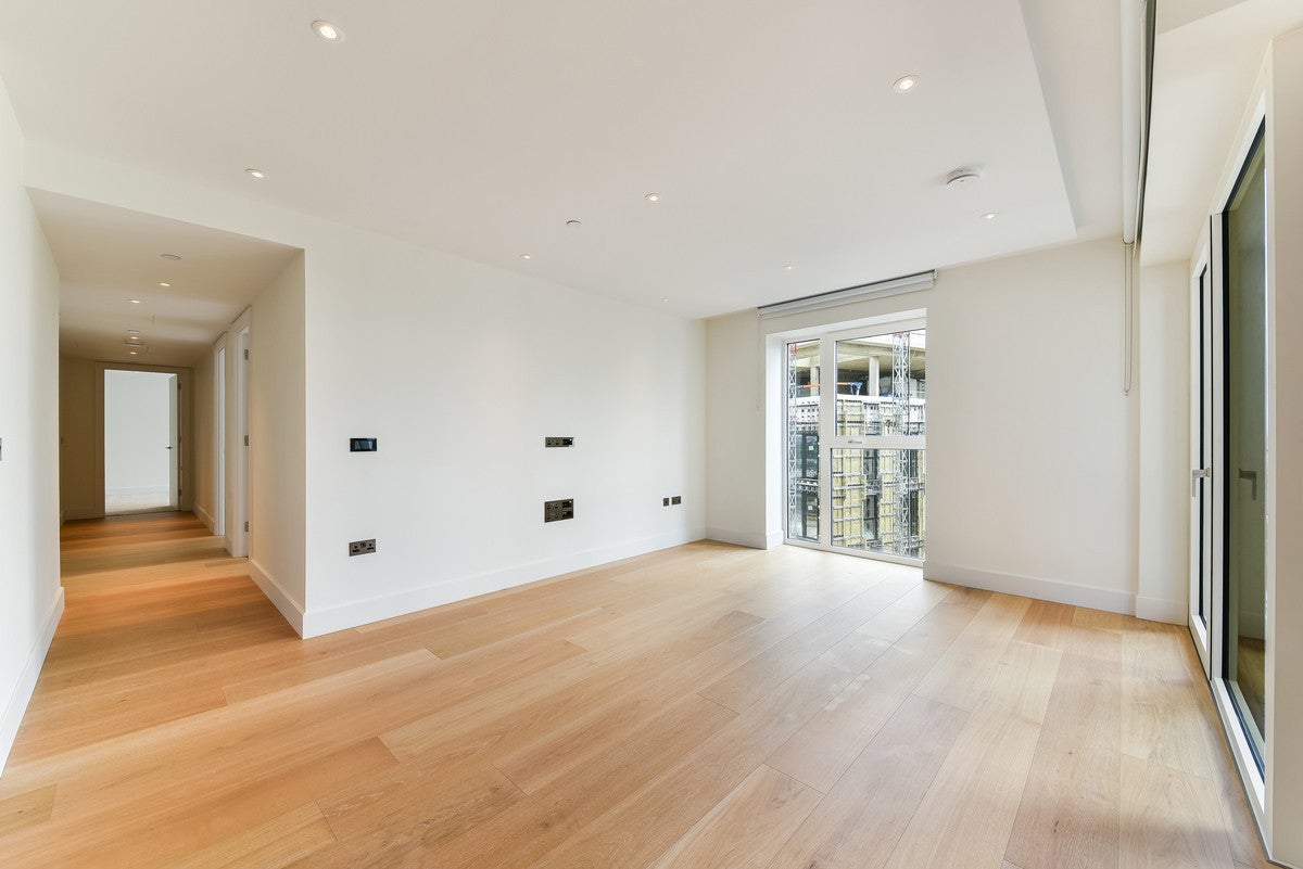 Flat Silver Road in Greater London