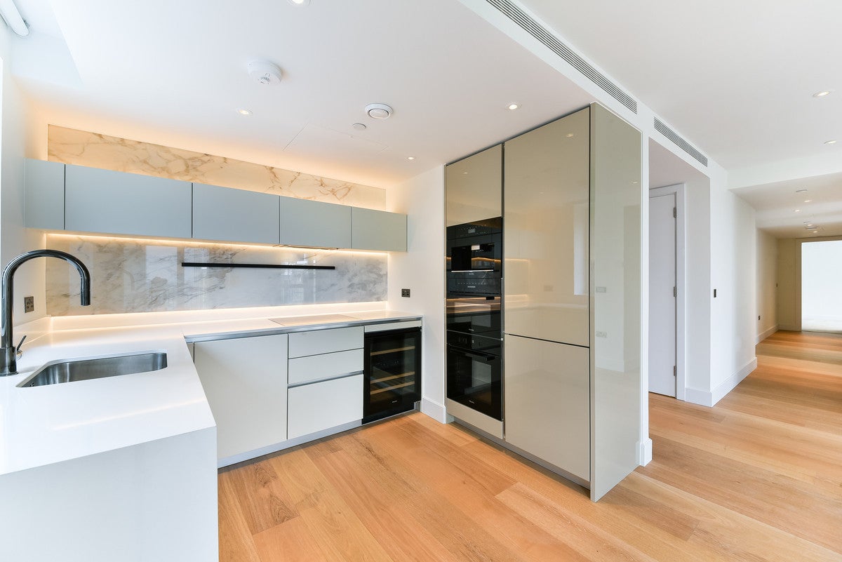 Flat Silver Road in Greater London