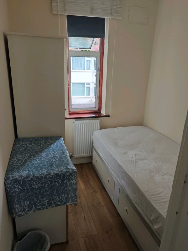 Room Grantham Road in Greater London