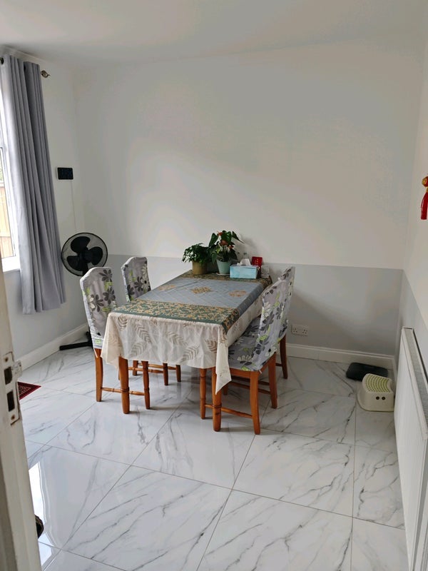 Room Grantham Road in Greater London