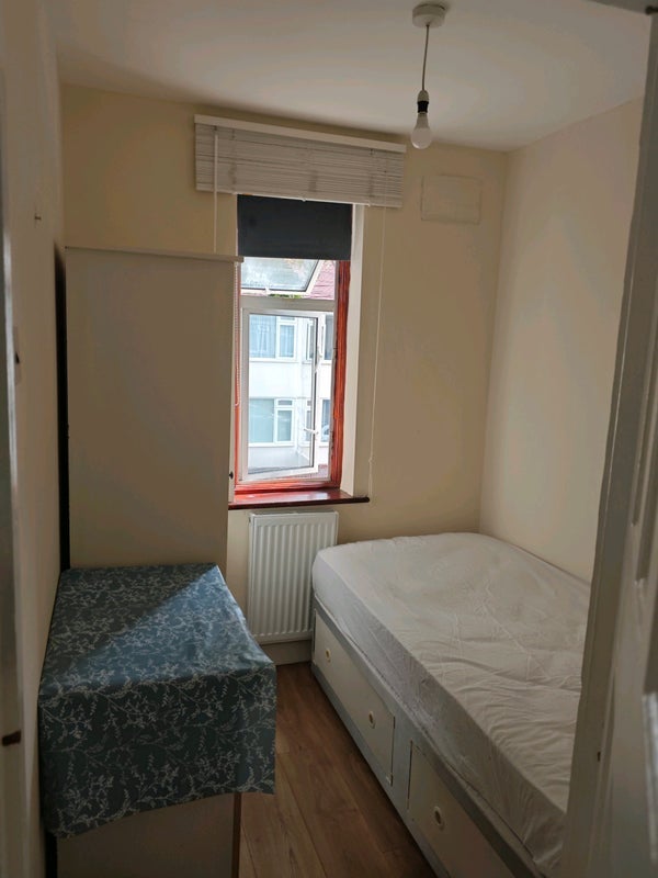 Room Grantham Road in Greater London