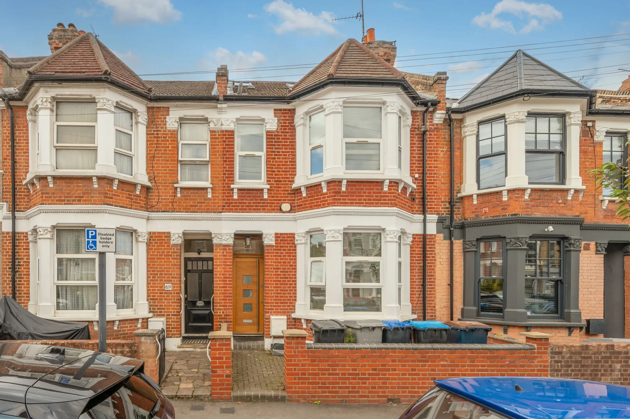 Flat Pine Road in Greater London