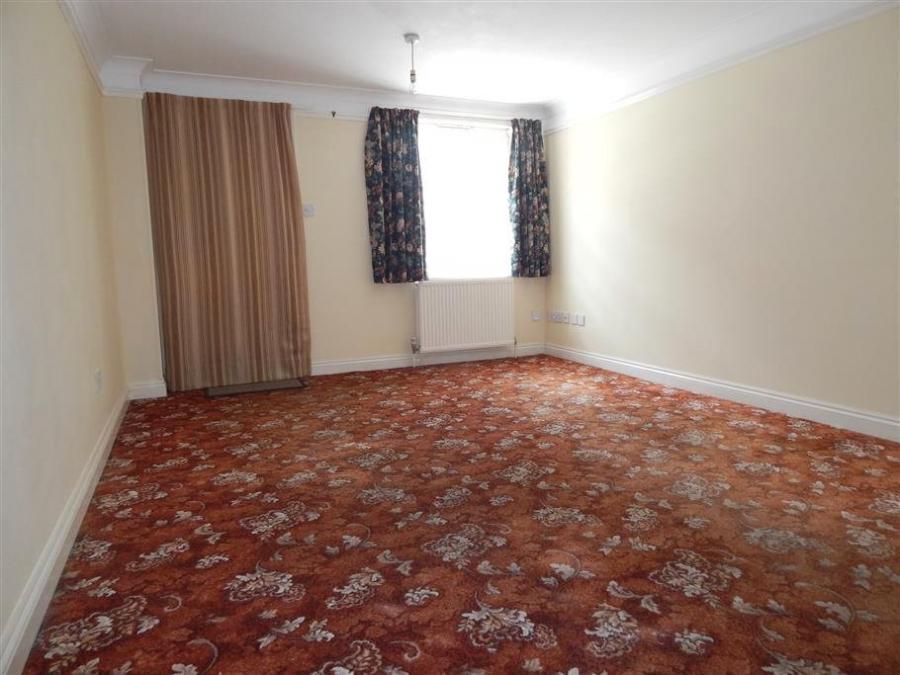 Flat Rolfes Court in Salisbury