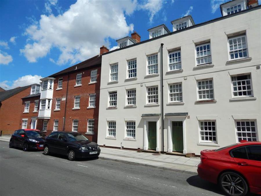 Flat Rolfes Court in Salisbury