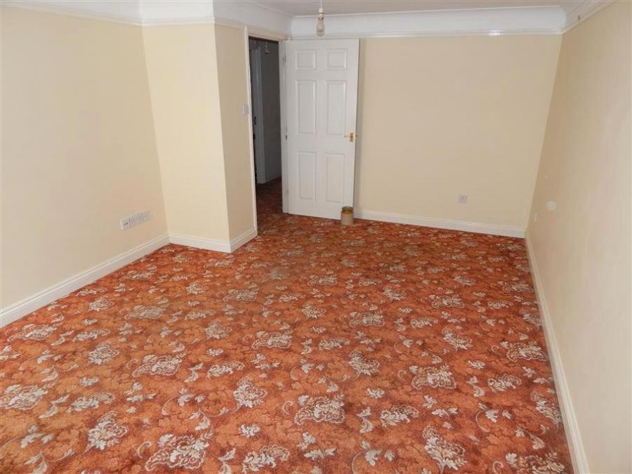 Flat Rolfes Court in Salisbury