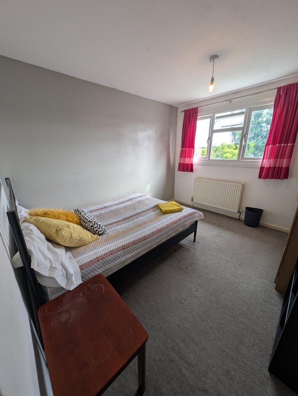 Room Baylis Walk in Crawley