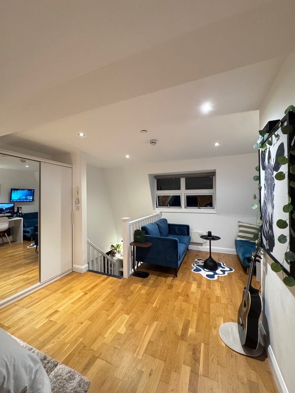 Room Macfarlane Road in Greater London