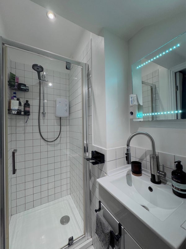 Room Macfarlane Road in Greater London