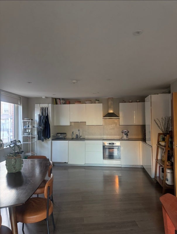 Room Dowsett Road in Greater London