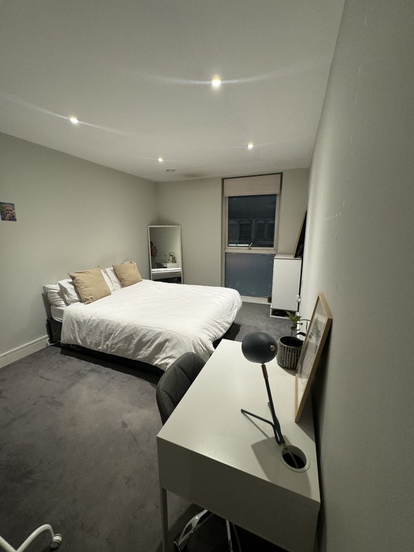Room Dowsett Road in Greater London