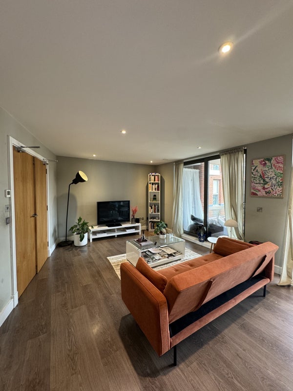 Room Dowsett Road in Greater London
