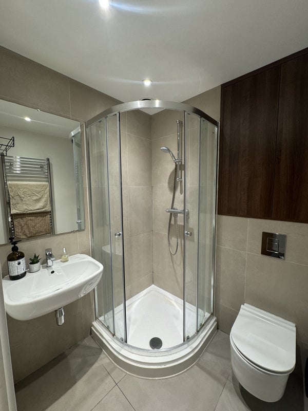 Room Dowsett Road in Greater London