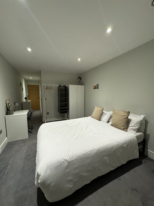 Room Dowsett Road in Greater London