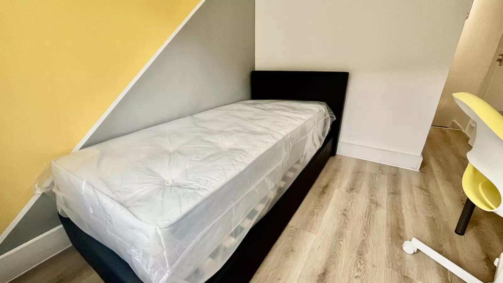 Flat Tooting High Street in Greater London
