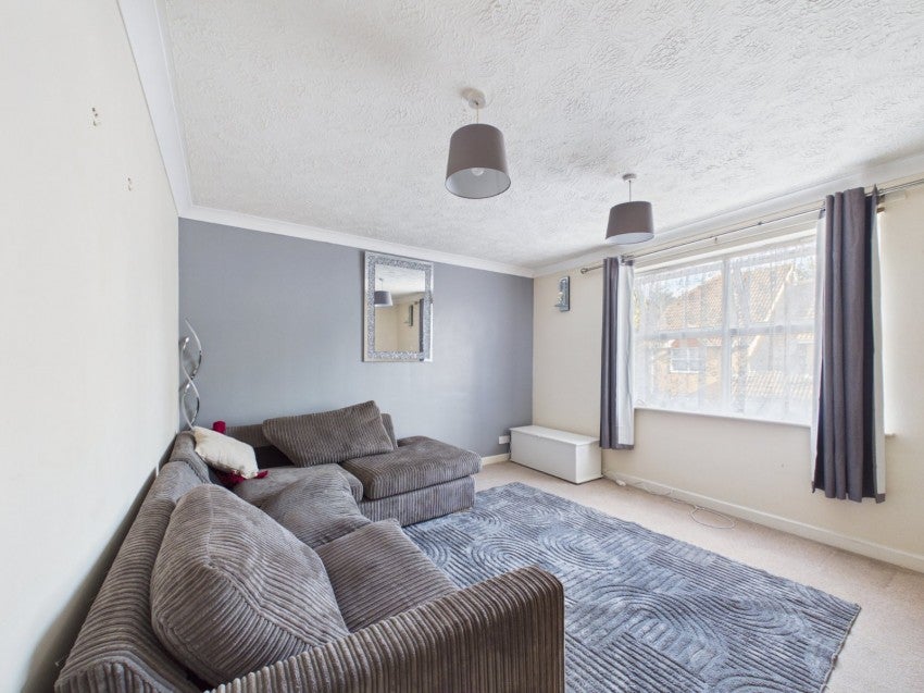 Flat Pullmans Place in Borough of Spelthorne