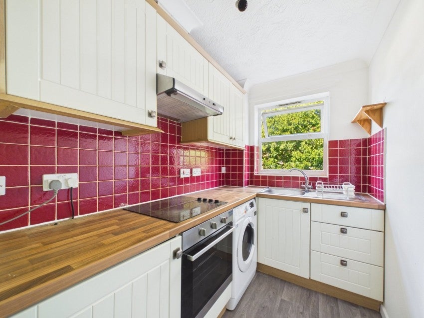 Flat Pullmans Place in Borough of Spelthorne