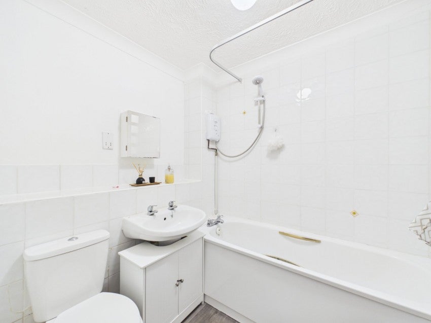 Flat Pullmans Place in Borough of Spelthorne