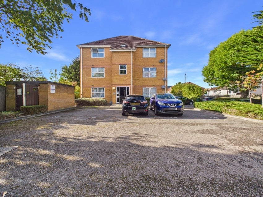 Flat Pullmans Place in Borough of Spelthorne