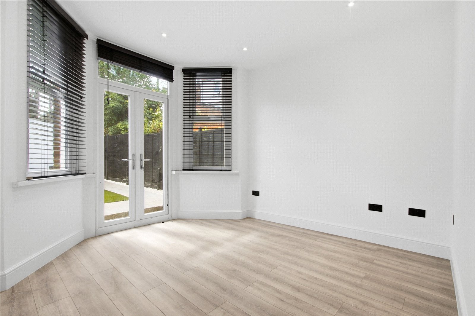 Flat Harvey Road in Greater London