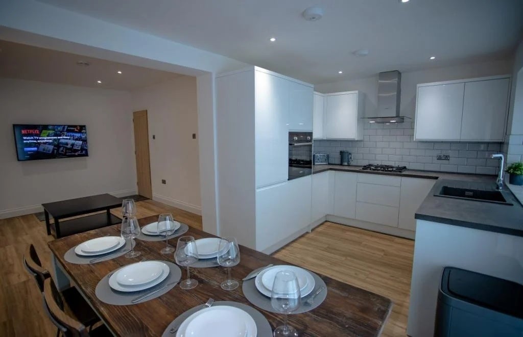 Room Lower Road in Greater London