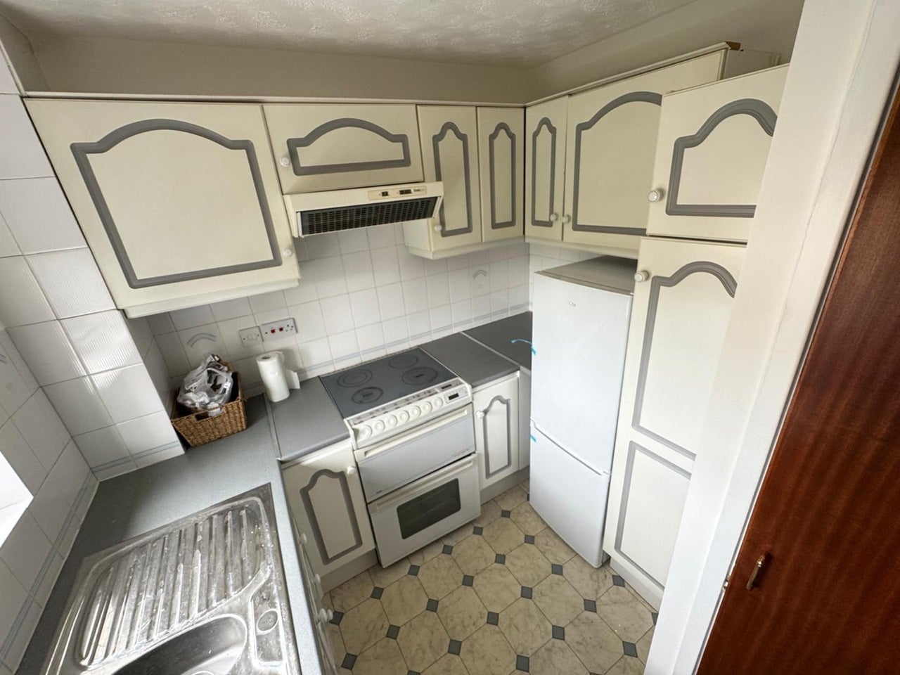 Flat Pittman Gardens in Greater London