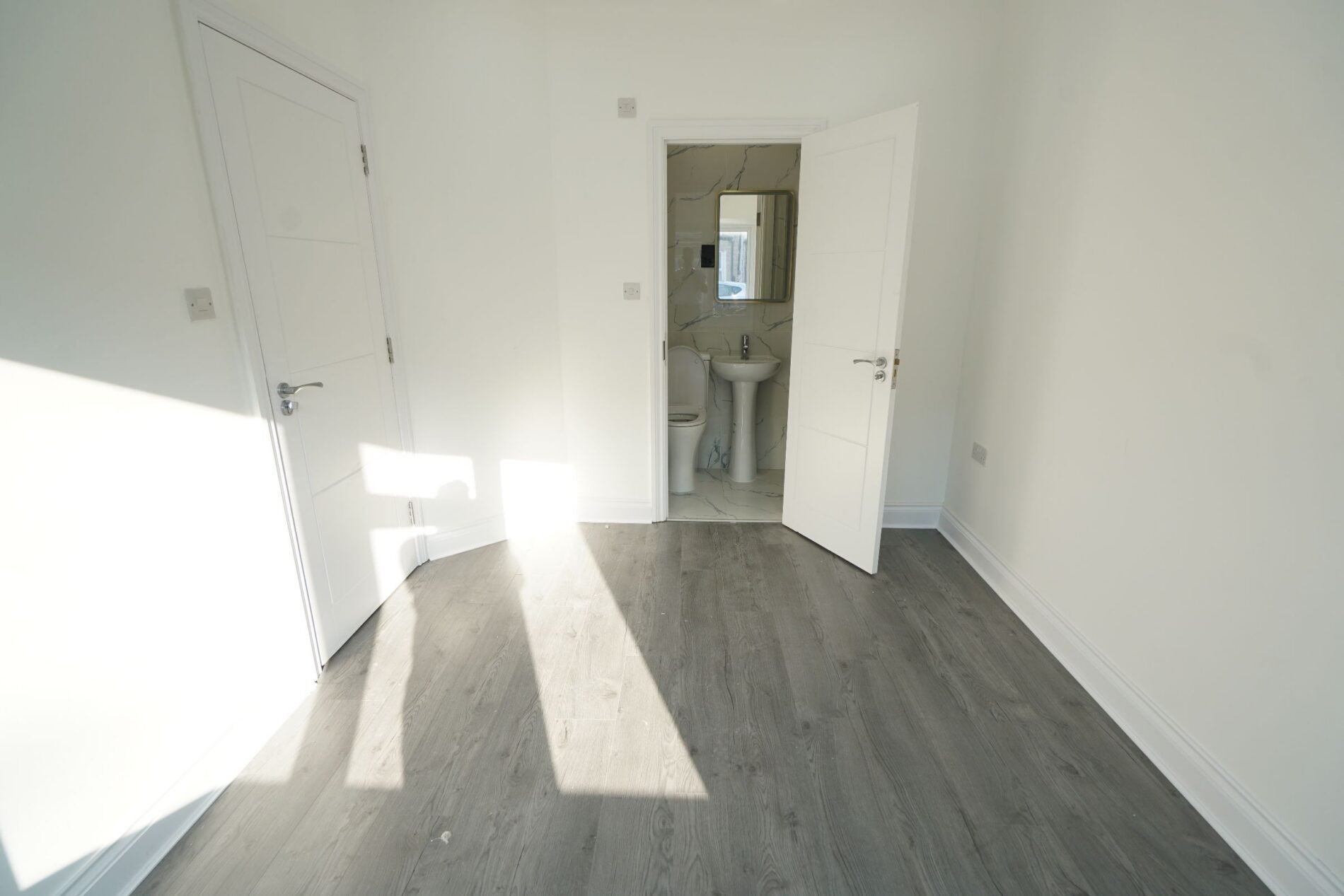 Room Charlton Street in Grays