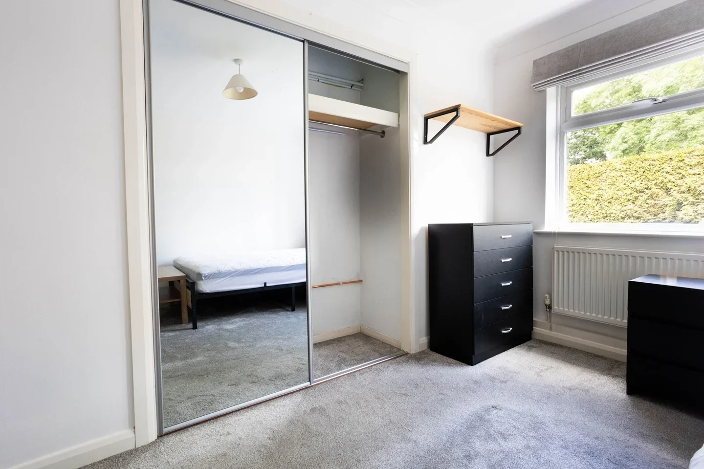 Room Thornton Close in Guildford