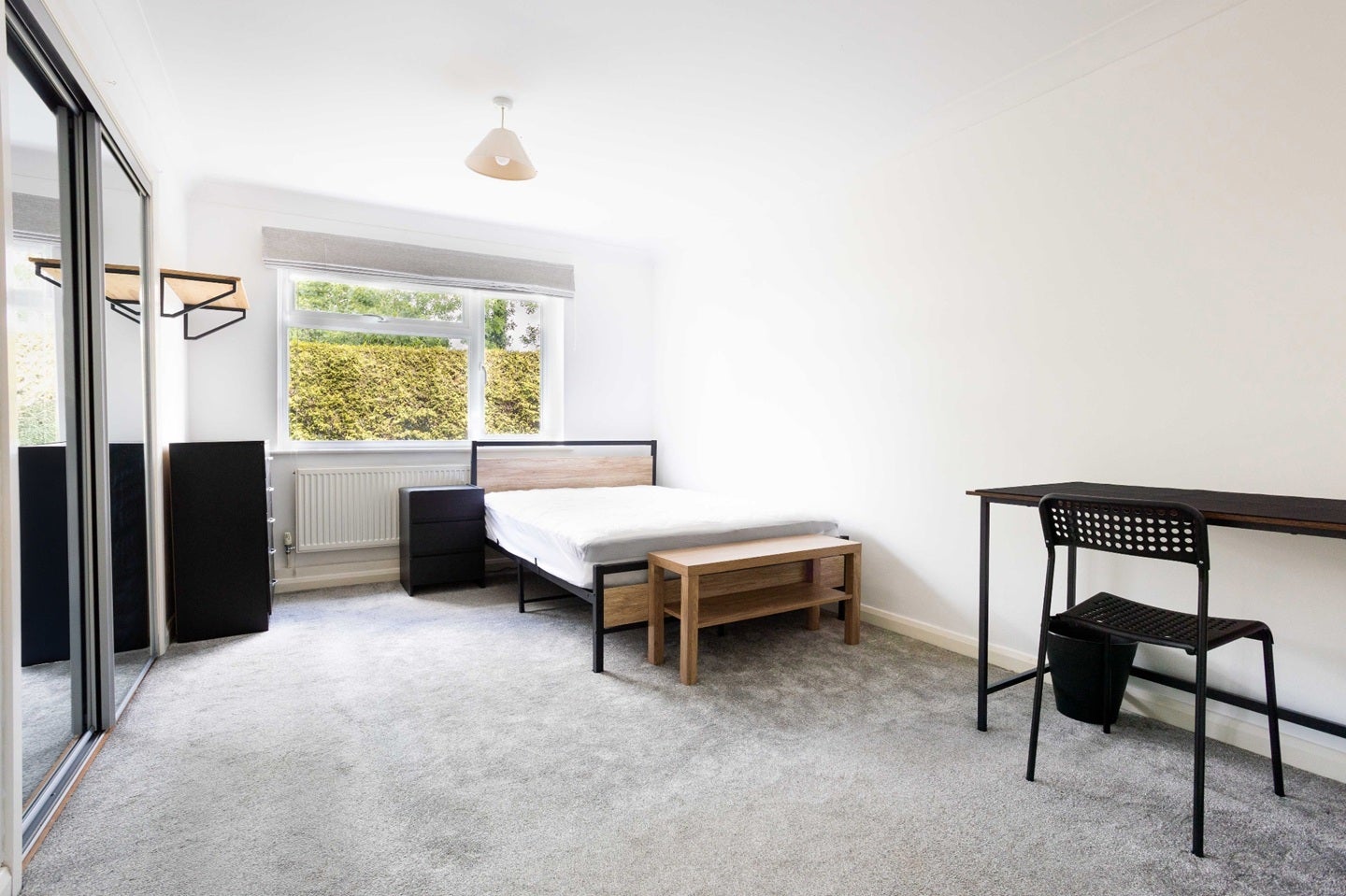 Room Thornton Close in Guildford
