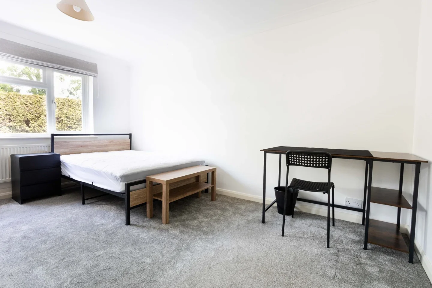 Room Thornton Close in Guildford