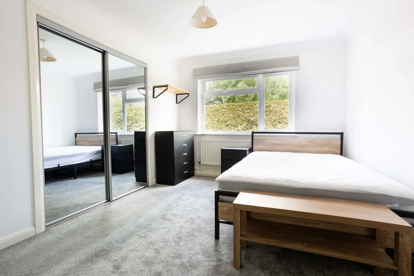 Room Thornton Close in Guildford