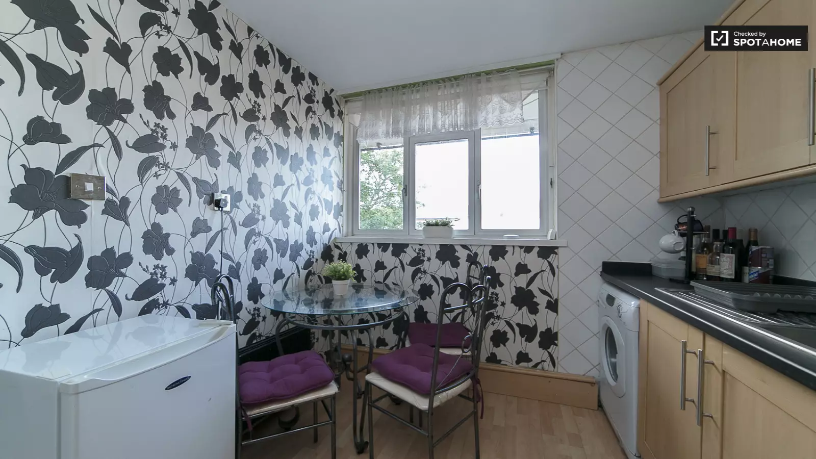 Flat Redmans Road in Greater London