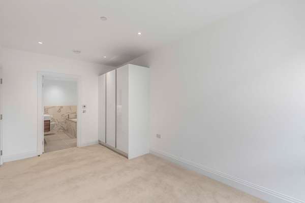 Flat Broom Road in Greater London
