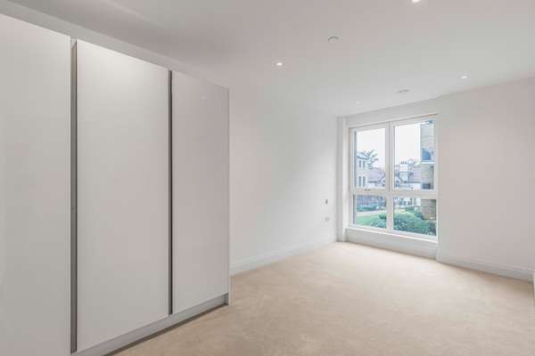 Flat Broom Road in Greater London