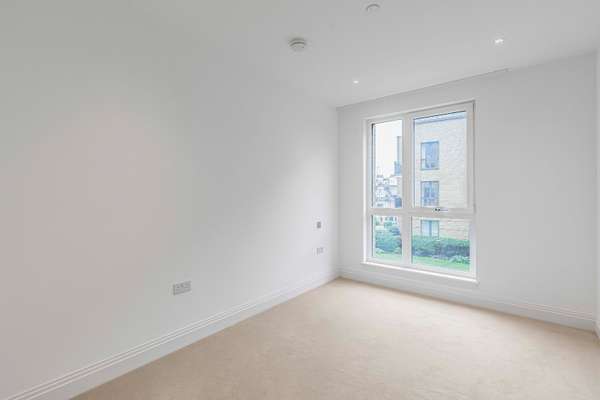 Flat Broom Road in Greater London