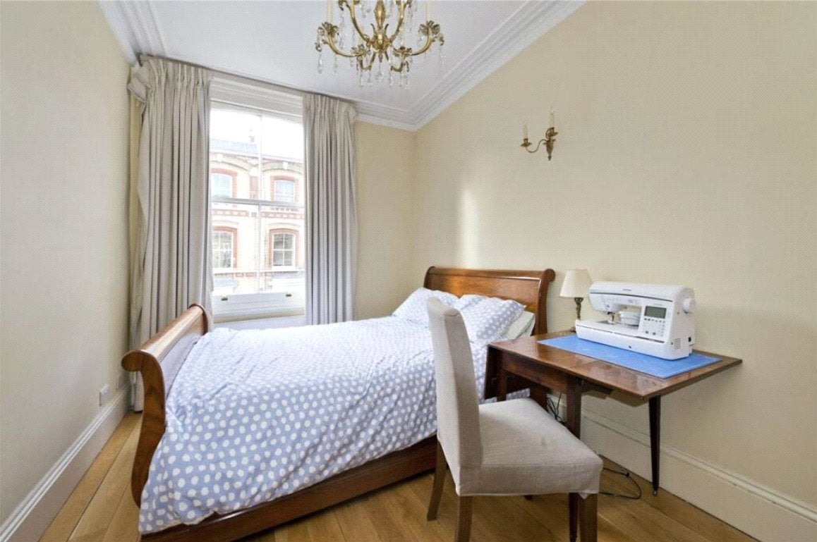 Flat Cheniston Gardens in Greater London