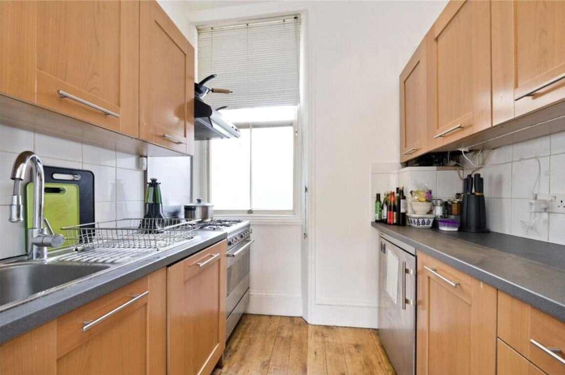 Flat Cheniston Gardens in Greater London
