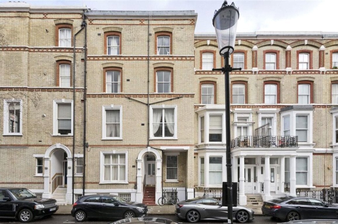 Flat Cheniston Gardens in Greater London