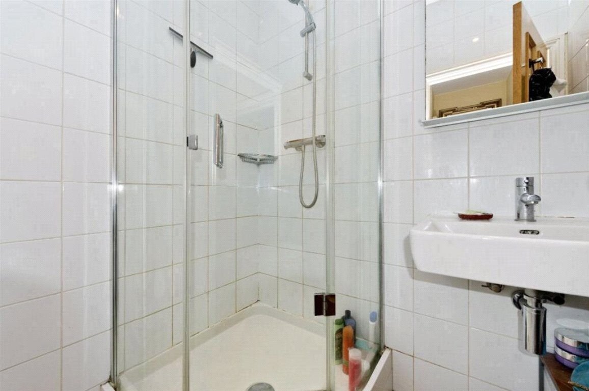 Flat Cheniston Gardens in Greater London