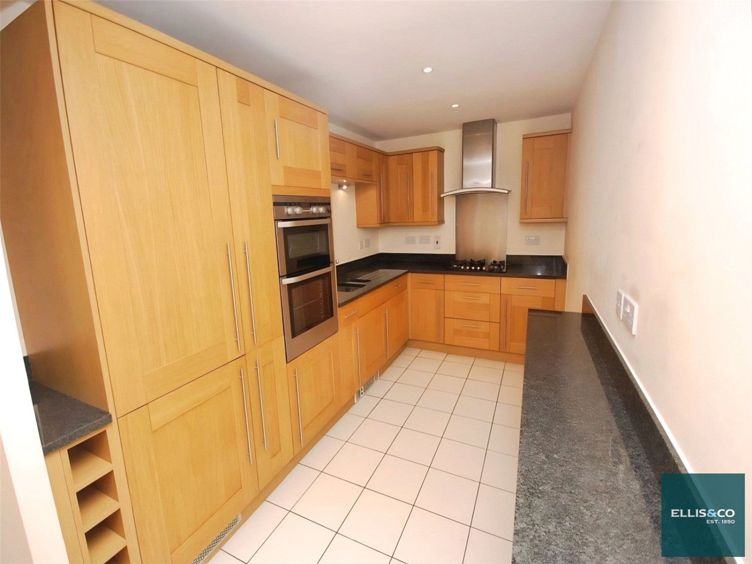 Flat Hendon Lane in Greater London