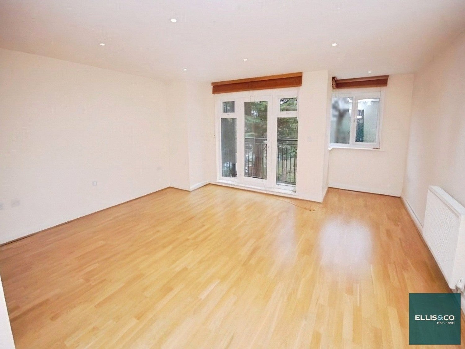 Flat Hendon Lane in Greater London