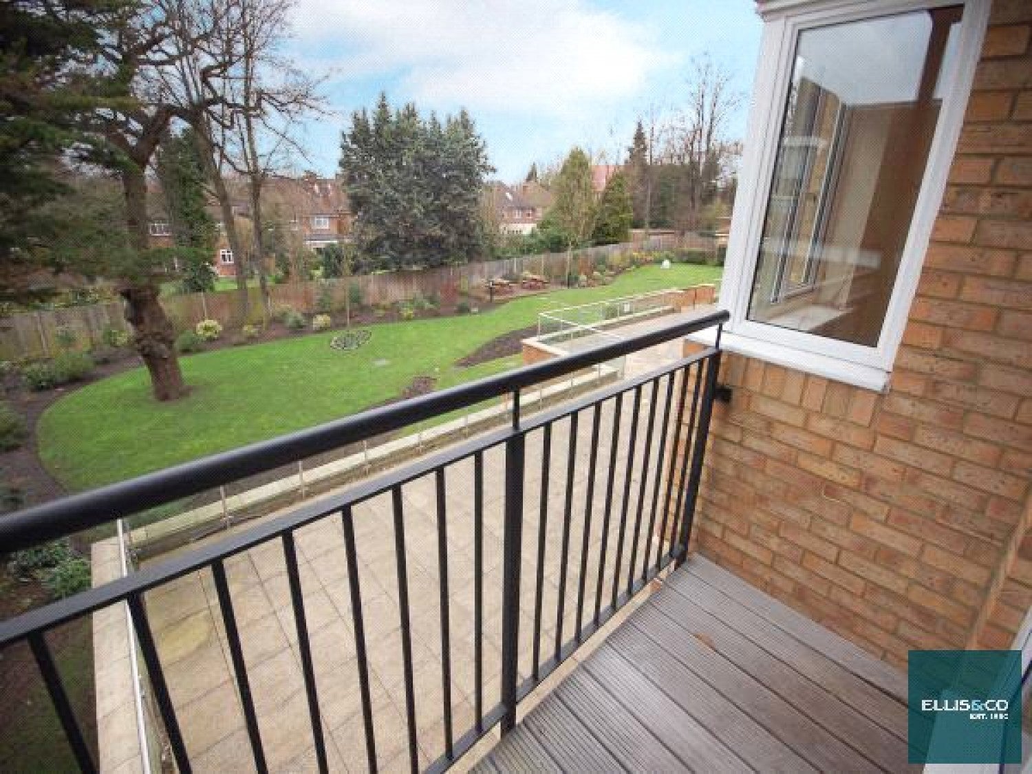 Flat Hendon Lane in Greater London